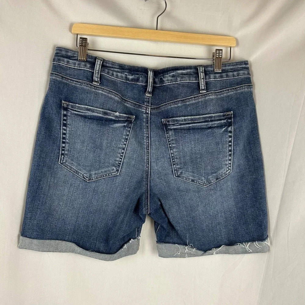 Silver Jeans Co Sure Thing Long Shorts Medium Wash Distressed Raw Hem W32 L6.5